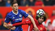 Gelandang Chelsea, Nemanja Matic (kiri) saat berduel dengan pemain Manchester United, Marouane Fellaini pada laga Premier League di Old Trafford, Manchester, (16/4/2017). (AFP/Oli Scarff)