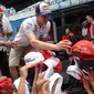 Puluhan penggemar Marc Marquez berusaha mendapatkan torehan tanda tangan dari Juara Dunia MotoGP 2013 dan 2014 saat berlangsungnya acara Meet & Greet di Sirkuit Sentul, Bogor, (21/10/2014). (Liputan6.com/Helmi Fithriansyah)