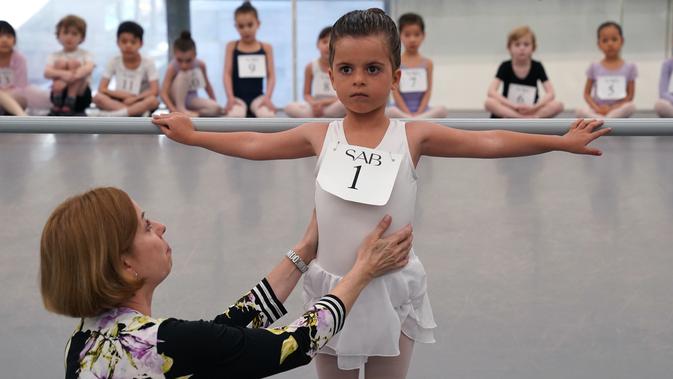 Hermione Mercer mengikuti audisi sekolah balet terkenal di dunia, School of American Ballet (SAB), di Lincoln Center, New York, Senin (1/4). Sekolah balet ini memilih sekitar 100 anak perempuan dan laki-laki berusia 6 tahun untuk mengikuti pelatihan pada musim gugur nanti. (TIMOTHY A. CLARY/AFP)