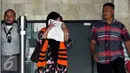 Sri Astuti mengenakan rompi tahanan usai menjalani pemeriksaan di Gedung KPK, Jakarta, Senin (22/8). Sri Astuti diduga melakukan penyuapan terkait pengadaan pupuk urea di PT Berdikari tahun anggaran 2010-2012. (Liputan6.com/Helmi Afandi)