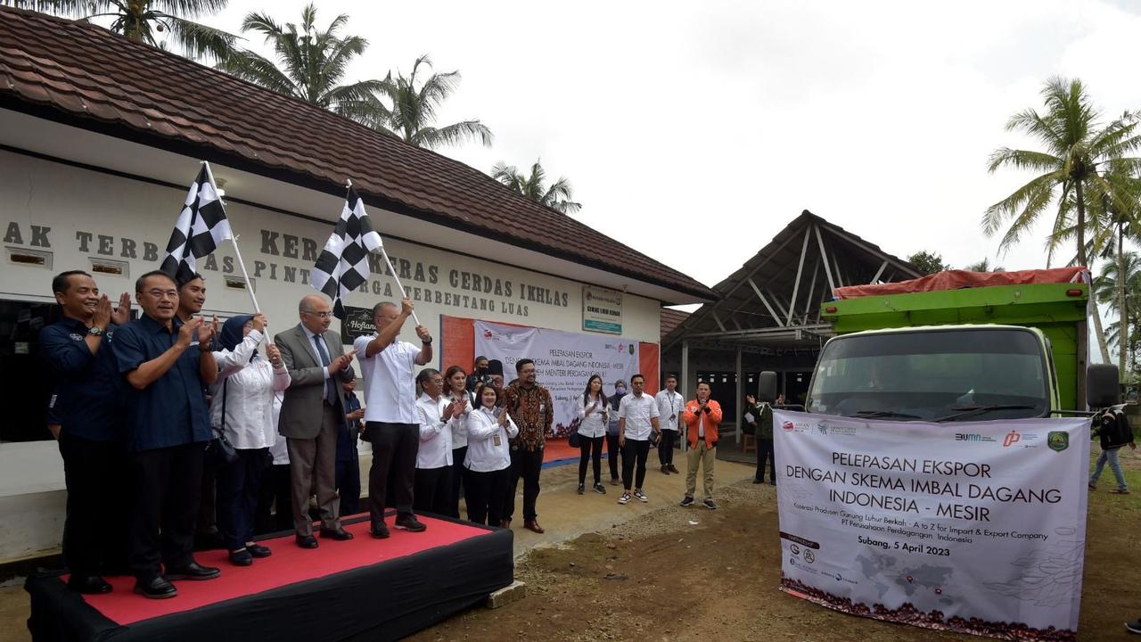 Staf Khusus Menteri Perdagangan Bidang Perjanjian Perdagangan Internasional Bara Krishna Hasibuan melepas ekspor perdana satu kontainer kopi milik Koperasi Gunung Luhur Berkah (GLB) Subang ke Mesir senilai USD 60 ribu, atau sekitar Rp 890 juta.