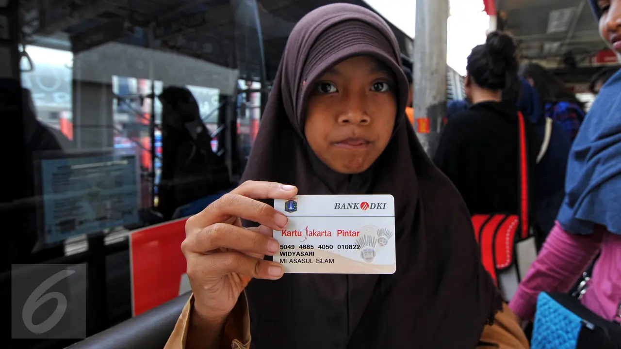 20150729-Tunjukan KJP, Pelajar Gratis Naik Transjakarta 1