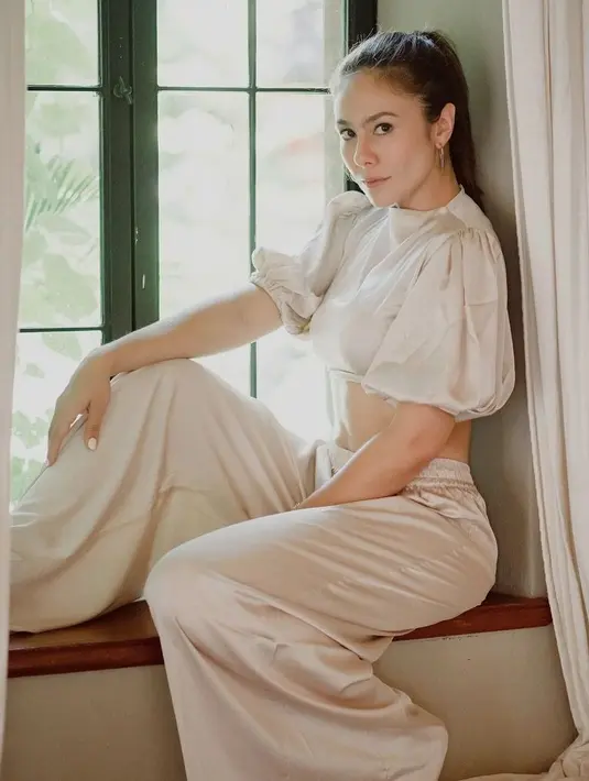 Gaya rambutnya yang ditata high ponytail membuat penampilannya kian memesona. (Instagram/wulanguritno).