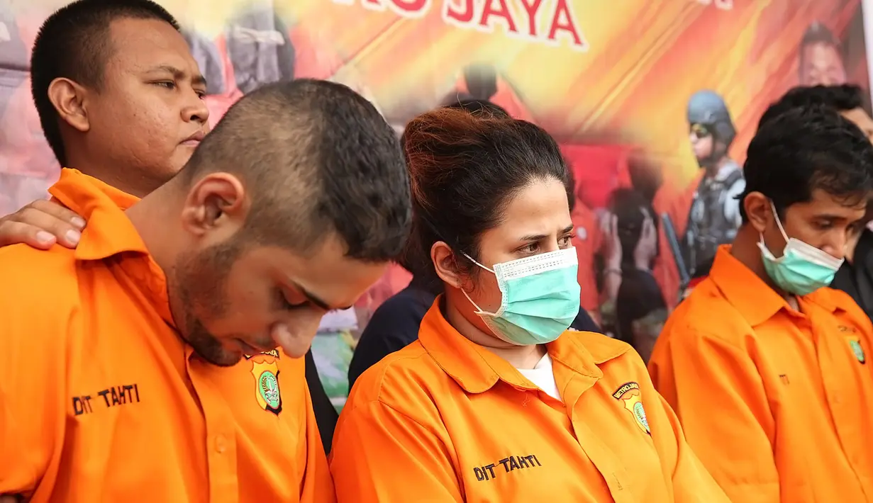 Saat penangkapan M, polisi menemukan sabu seberat 0,38 gram di celananya. Sementara, dikamar D ditemukan barang bukti, diantara sabu, 3 kantong berisi plastik klip kosong, 1 buah timbangan elektrik, dan lainnya. (Bambang E Ros/Bintang.com)