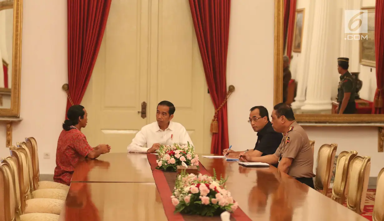 Suasana pertemuan Presiden Joko Widodo dan sopir truk Agus Yuda di Istana Negara, Jakarta, Selasa (8/5).  Agus ingin melaporkan maraknya pungutan liar yang terjadi pada sopir truk hingga 6 juta. (Liputan6.com/Angga Yuniar)
