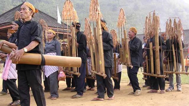 Angklung Dogdog Lojor