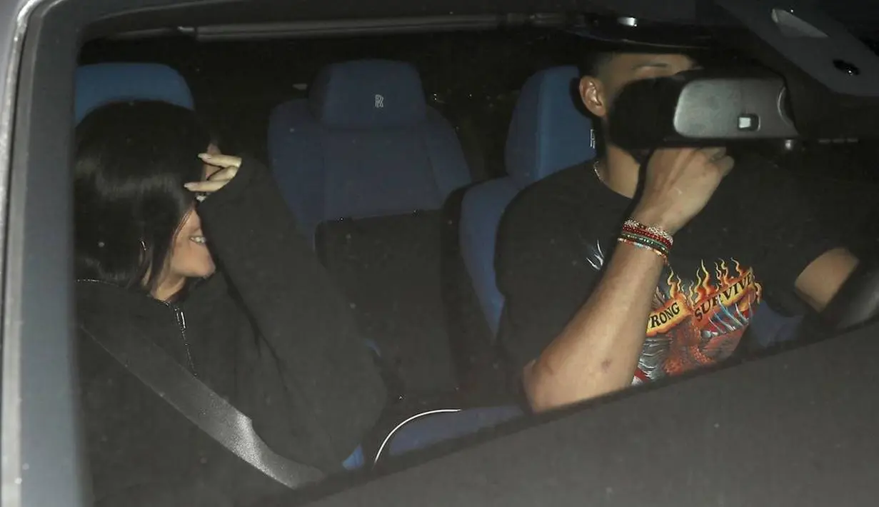 Sementara itu hubungan Ben Simmons dan Kendall Jenner sepertinya semakin dekat karena keduanya lebih sering terlihat bersama. (E! News)