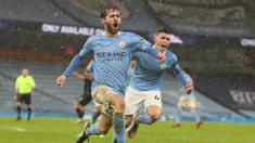 Gelandang Manchester City, Bernardo Silva, melakukan selebrasi usai mencetak gol ke gawang Aston Villa pada laga lanjutan Liga Inggris di Etihad Stadium, Kamis (21/1/2021) dini hari WIB. Manchester City menang 2-0 atas Aston Villa. (AFP/Martin Rickett/pool)