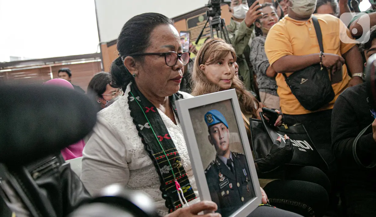 Ibunda Nofriansyah Yosua Hutabarat atau Brigadir J, Rosti Simanjuntak membawa foto sang anak saat menghadiri sidang vonis terdakwa Ferdy Sambo di Pengadilan Negeri Jakarta Selatan, Senin (13/2/2023). Rosti didampingi kuasa hukum keluarga Martin Lukas Simanjuntak menonton langsung sidang putusan terhadap Ferdy Sambo. (Liputan6.com/Faizal Fanani)