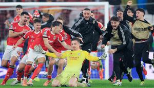 Para pemain Benfica merayakan gol yang dicetak oleh Anatoliy Trubin ke gawang Real Madrid pada lanjutan Liga Champions 2025/2026 di Estadio da Luz, Kamis (29/1/2026). (AFP/PATRICIA DE MELO MOREIRA)