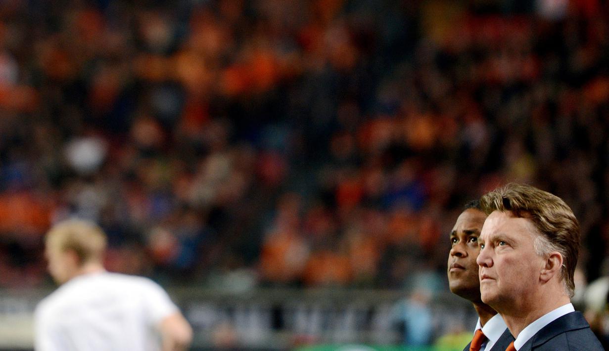 Pelatih kepala Timnas Belanda, Louis van Gaal (kanan) dan asisten pelatih Patrick Kluivert saat laga persahabatan melawan Jerman di Amsterdam, Belanda, 14 November 2012 in Amsterdam. (AFP/Patrik Stollarz)