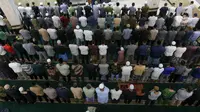 Warga Muhammadiyah melaksanakan salat tarawih di malam pertama ramadan 1445 H di Masjid Raya Uswatun Hasanah, Cengkareng, Jakarta, Minggu (10/3/2024). (Liputan6.com/Herman Zakharia)