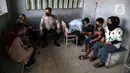 Petugas kesehatan mendata anak-anak saat pelaksanaan vaksinasi COVID-19 Sinovac di Pospol Polsek Pamulang, Tangerang Selatan, Banten, Kamis (6/1/2022). Vaksinasi dilakukan guna mendukung tercapainya target nasional vaksinasi anak sebanyak 26 juta di seluruh Indonesia. (Liputan6.com/Faizal Fanani)