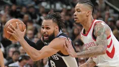 Pemain San Antonio Spurs, Patty Mills (kiri ) mencoba melewati adangan pemain Houston Rockets, Gerald Green pada lanjutan NBA basketball game di AT&T Center, San Antonio, (1/02/2018). Houston menang 102-91. (AP/Darren Abate)
