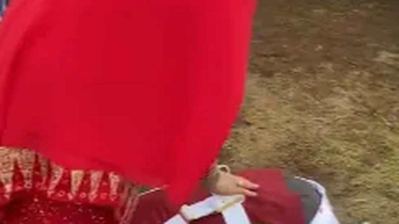 Bukan hanya ayah saja, Taruna Akpol ini juga langsung sujud di kaki sang ibu tercinta.<br>
