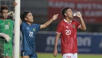 Pemain Timnas Indonesia U-19, Razzaa Fachrezi Aziz (kanan) dijaga pemain Brunei Darussalam U-19, Muhammad Syaherrul Affendy dalam laga matchday kedua penyisihan Grup A Piala AFF U-19 2022 di Stadion Patriot Candrabhaga, Bekasi, Senin (4/7/2022). (Bola.com/M Iqbal Ichsan)