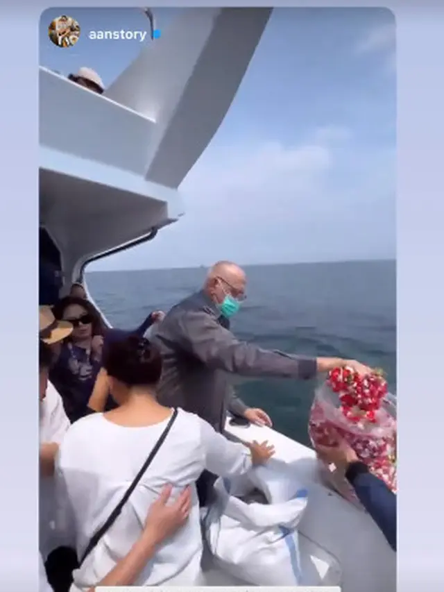 Usai Dikremasi, Ini 6 Momen Pelarungan Abu Jenazah Laura Anna di Laut Ancol