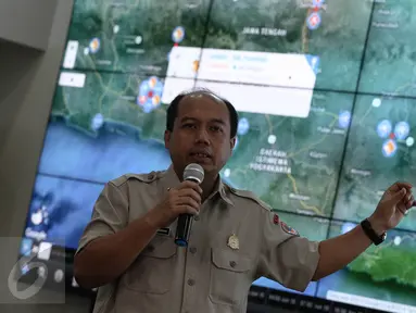 Kepala Pusat Data dan Informasi BNPB, Sutopo Purwo Nugroho memberikan keterangan soal banjir dan longsor yang melanda daerah di Jawa Tengah, Gedung BNPB, Jakarta, Senin (20/6/2016). (Liputan6.com/Faizal Fanani)