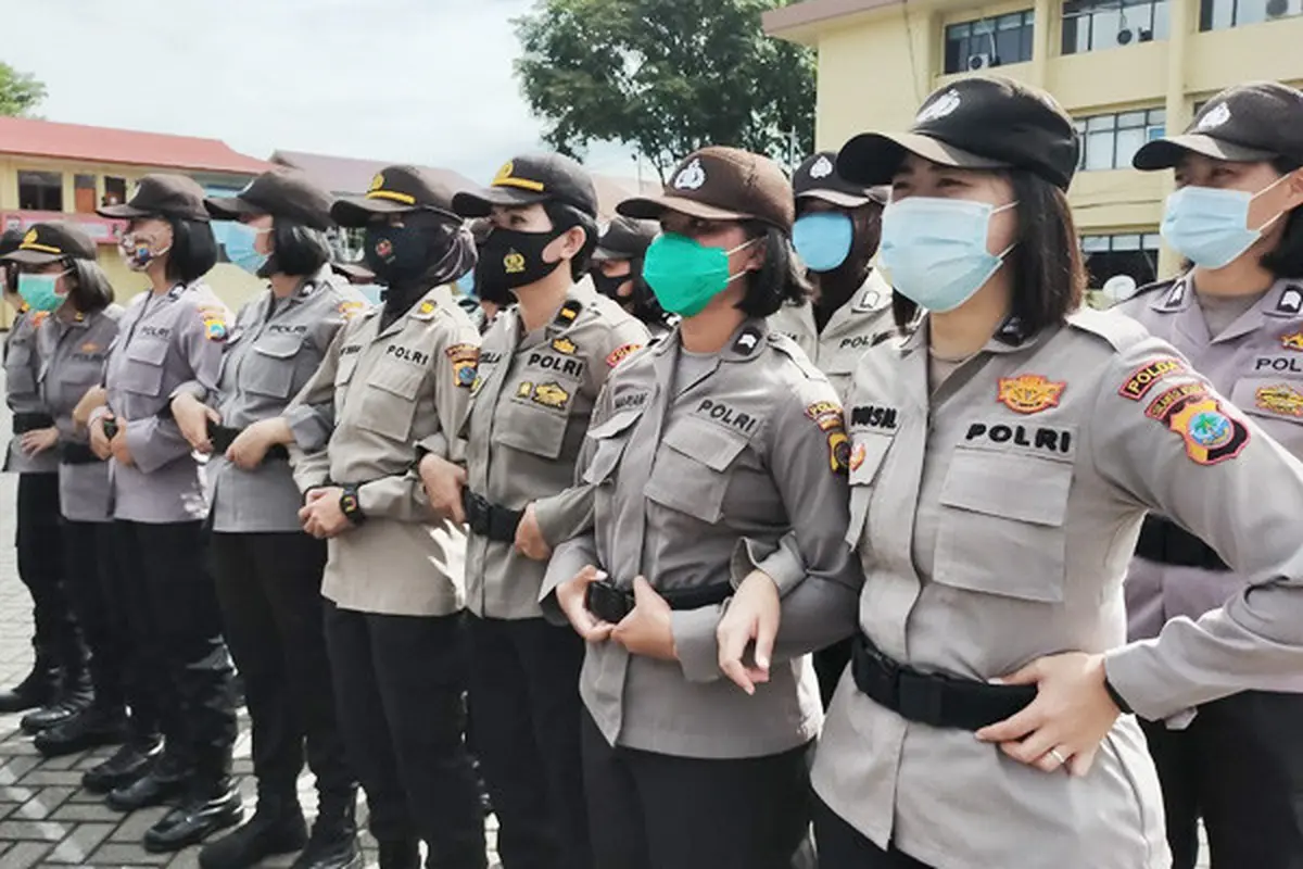 Para personel Polwan mengikuti latihan negosiator, Rabu (14/10/2020), di Mapolda Sulut.