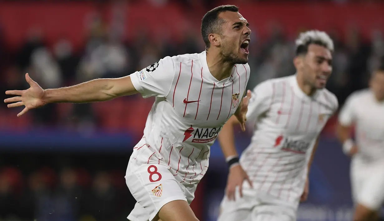 Joan Jordan. Gelandang Spanyol berusia 28 tahun yang telah memperkuat Sevilla selama 3 musim ini memiliki nilai pasar 22 juta euro atau setara Rp331 milar. Ia didatangkan dari sesama klub Spanyol Eibar pada awal musim 2019/2020 dengan nilai transfer 14 juta euro dan masih terikat kontrak hingga Juni 2027. Hingga kini ia telah tampil dalam 146 laga bersama Sevilla di semua ajang dengan torehan 5 gol dan 11 assist. (AFP/Jorge Guerrero)