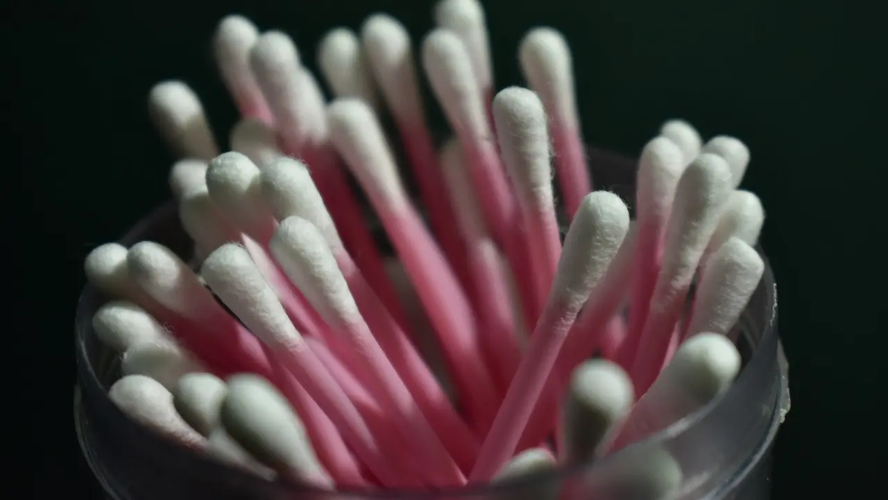 Ilustrasi membersihkan telinga dengan cotton bud. Image by LATUPEIRISSA from Pixabay
