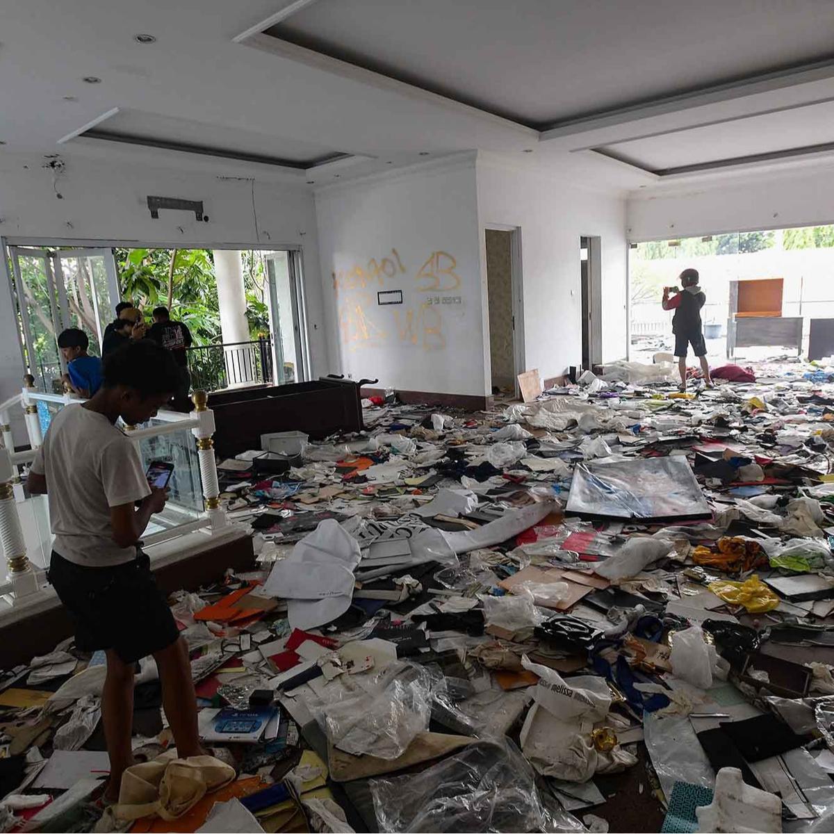 FOTO: Kondisi Rumah Uya Kuya Setelah Amukan Massa Tak Dikenal
