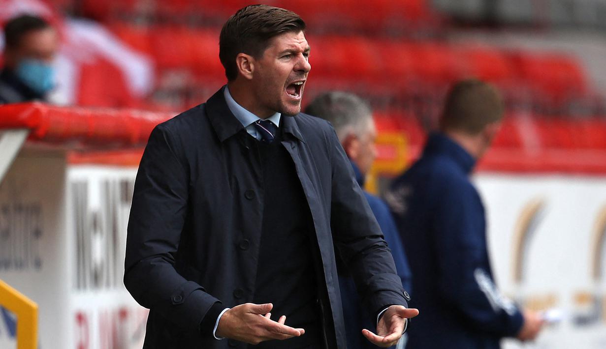 Sebagai pemain, Steven Gerrard telah membela Liverpool selama 17 tahun. Ia pergi dari Anfield pada akhir musim 2014/2015. Karir bermainnya dilanjutkan di LA Galaxy hingga 2016. Lepas itu, ia menukangi Glasgow Rangers dan sukses mempersembahkan gelar di tahun ke-3. (AFP/Andrew Milligan)