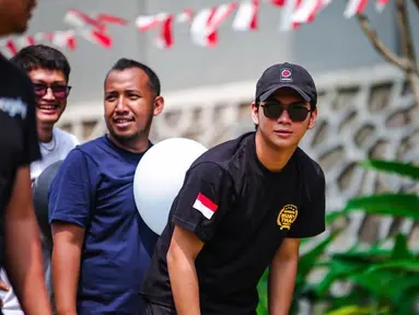 Untuk mendukung penampilan jadi makin menarik, Ajil Ditto sering terlihat mengenakan kacamata hitam. Dengan tambahan cap hat dan baju warna hitam senada yang dikenakannya, AJil Ditto tampak keren. Ini adalah potret Ajil Ditto saat lomba perayaan Hari Ulang Tahun Ke-77 Republik Indonesia pada Agustus lalu. (Liputan6.com/IG/@ajil_ditto08)