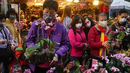 Pot bunga anggrek dipajang untuk dijual untuk merayakan Tahun Baru Imlek di Hong Kong, Rabu (19/1/2022). Tahun Baru Imlek China jatuh pada 1 Februari 2022. (AP Photo/Kin Cheung)