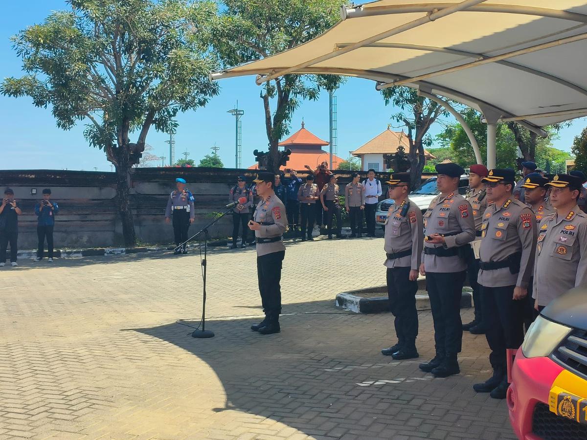 Judul: Polda Bali Terjunkan 110 Personel Brimob Bantu Padamkan Kebakaran di Kalbar 