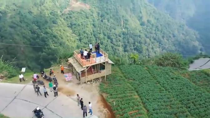 Jalan tembus Banjarnegara-Batang di Dieng yang dijuli tol kahyangan. (Foto: Liputan6.com/Rudal Afgani)