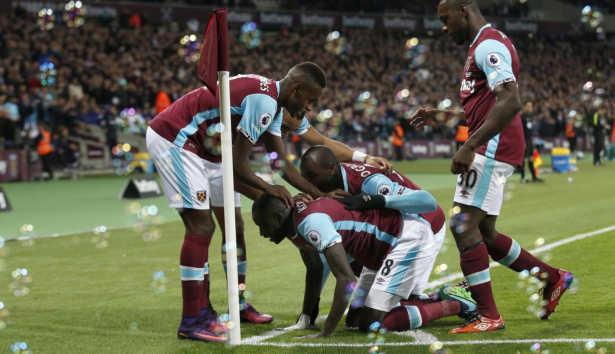 Aksi pemain West Ham United, Cheikhou Kouyaté #8 usai mencetak gol ke gawang Chelsea pada ajang Piala Liga Inggris, Kamis (27/10/2016) dini hari WIB. (AP/Alastair Grant)