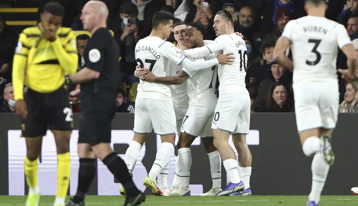 Penyerang Manchester City, Raheem Sterling berselebrasi usai mencetak gol ke gawang Watford pada pertandingan lanjutan Liga Inggris di Stadion Vicarage Road di Watford, Inggris (4/12/2021). Hasil ini mengantarkan Man City ke puncak klasemen Liga Inggris dengan 35 poin. (AP Photo/Ian Walton)