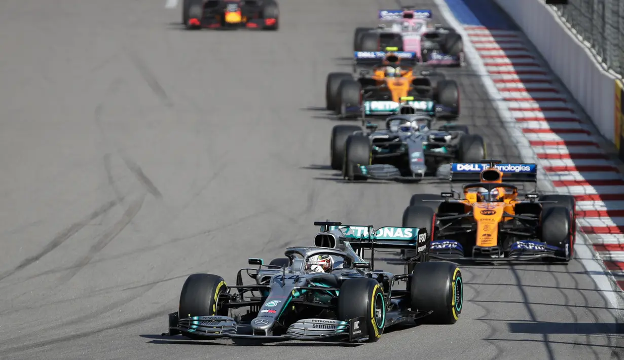 Pembalap Mercedes Lewis Hamilton memimpin balapan F1 GP Rusia di Sochi Autodrom, Sochi, Minggu (29/9/2019). Hamilton menjadi juara dan mengakhiri rentetan kemenangan Ferrari dalam tiga balapan F1 sebelumnya. (AP Photo/Luca Bruno)