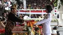 Presiden Joko Widodo menyerahkan duplikat bendera pusaka kepada Paskibraka Salma El Mutafaqqiha dalam Upacara Peringatan Detik-Detik Proklamasi Kemerdekaan Indonesia ke-74 Tahun 2019 di Istana Merdeka, Jakarta, Sabtu (17/8/2019).  (Liputan6.com/HO/Kentung)