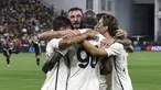 Pemain AS Roma, Romelu Lukaku (tengah) melakukan selebrasi bersama rekan-rekannya setelah mencetak gol penentu kemenangan tim pada laga Grup G Liga Europa 2023/2024 melawan Sheriff Tiraspol di Bolshaya Sportivnaya Arena, Tiraspol, Moldova, 21 September 2023. (AP Photo/Aurel Obreja)