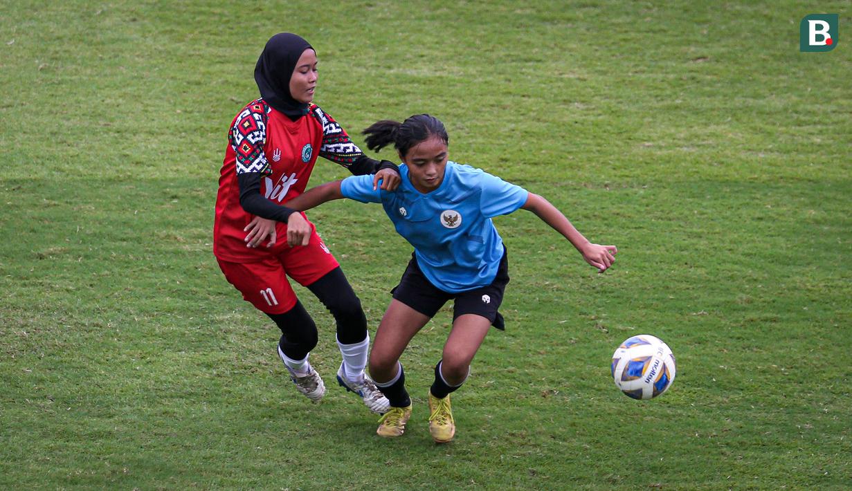 Pemain Timnas Indonesia U-20 berebut bola dengan pemain Tim Putri PW Saputra, Subang pada laga uji coba untuk persiapan Kalifikasi Piala Asia Wanita U-20 2023 yang berlangsung di Lapangan A, Kompleks Stadion Utama Gelora Bung Karno (SUGBK), Senayan, Jakarta, Kamis (02/03/2023). (Bola.com/Bagaskara Lazuardi)