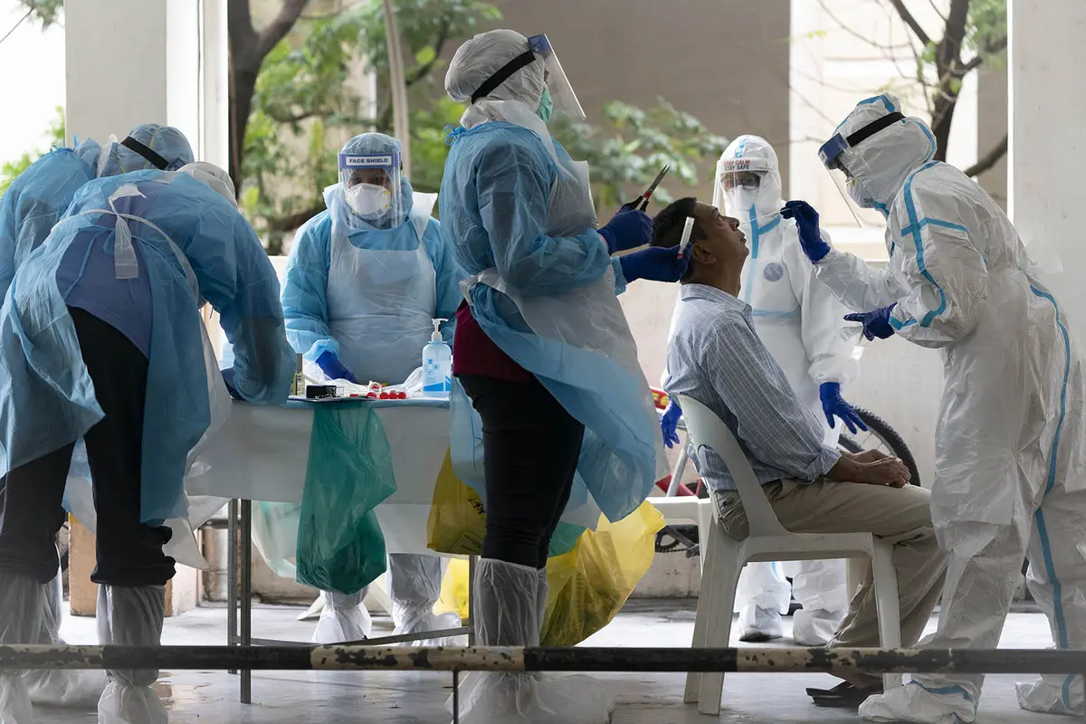 Staf kementerian kesehatan mengumpulkan sampel untuk pengujian virus corona dari seorang penduduk di daerah perkotaan di Bandar Utama, pinggiran Kuala Lumpur, Malaysia pada hari Kamis, 22 Oktober.