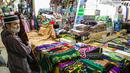 Calon pembeli memilih perlengkapan ibadah di pasar Tanah Abang Jakarta, Sabtu (17/4/2021). Saat bulan Ramadhan, umat muslim ramai berbelanja perlengkapan ibadah seperti, tasbih, sajadah, peci dan baju muslim untuk dipergunakan saat beribadah di bulan suci. (Liputan6.com/Faizal Fanani)