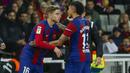 Gelandang Barcelona, Fermin Lopez (kiri) bersiap memasuki lapangan menggantikan Raphinha yang mengalami cedera saat menghadapi Mallorca pada laga pekan ke-28 LaLiga 2023/2024 yang berlangsung di Olimpic Lluis Companys Stadium, Barcelona, Sabtu (9/3/2024) dini hari WIB. (AP Photo/Joan Monfort)