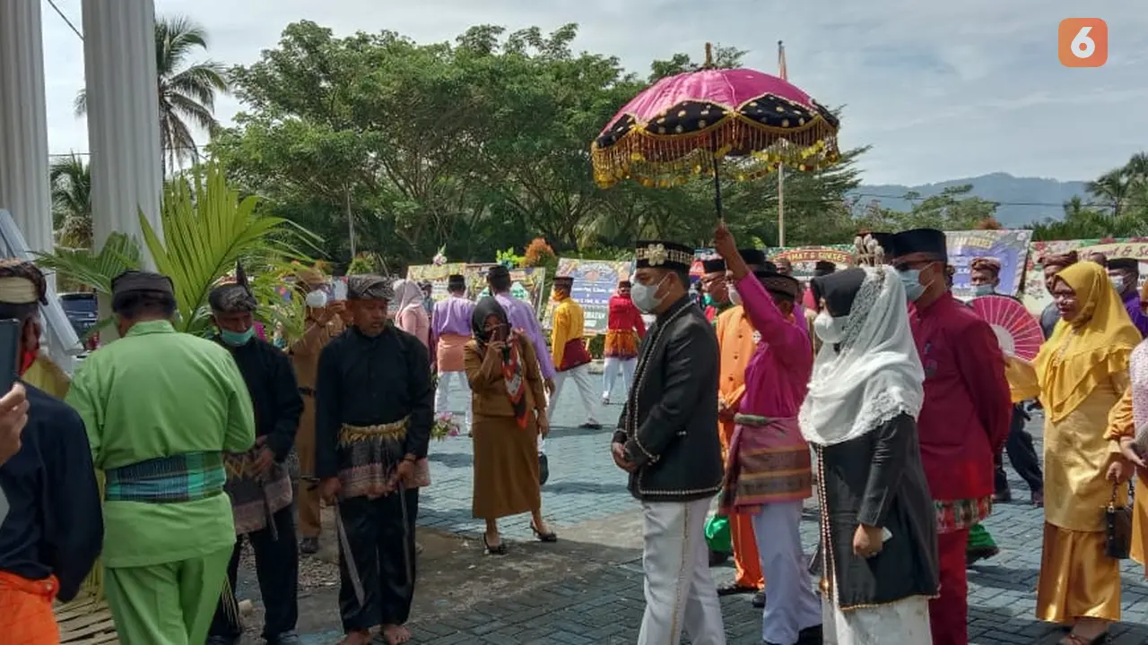Bupati Bonebol Hamim Pou saat menjalani prosesi pelantikan secara adat Gorontalo (Arfandi Ibrahim/Liputan6.com)
