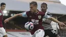 Striker Burnley, Matej Vydra (kiri) menguasai bola dibayangi gelandang Fulham, Mario Lemina dalam laga lanjutan Liga Inggris 2020/2021 pekan ke-35 di Craven Cottage Stadium, London, Senin (10/5/2021). Burnley menang 2-0 atas Fulham. (AP/Clive Rose/Pool)