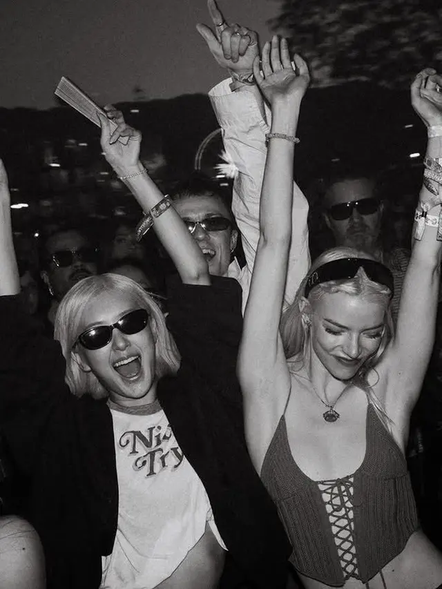 Gaya Kompak Rose, Lisa, dan Jennie BLACKPINK dengan Atasan Putih Nonton Coachella 2026, Tetap Festive dan Slay