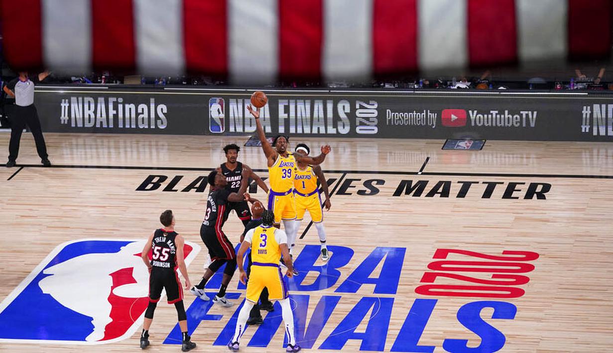 Suasana pertandingan antara Los Angeles Lakers melawan Miami Heat pada gim pertama final NBA di Lake Buena Vista, Kamis (1/10/2020). Lakers menang dengan skor 116-98. (AP Photo/Mark J. Terrill)