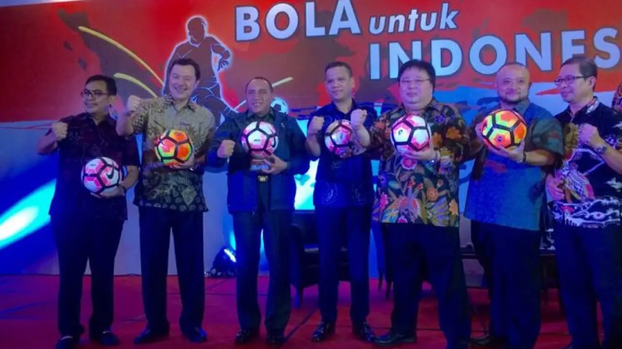Auto2000 serahkan 7.875 bola ke PSSI.