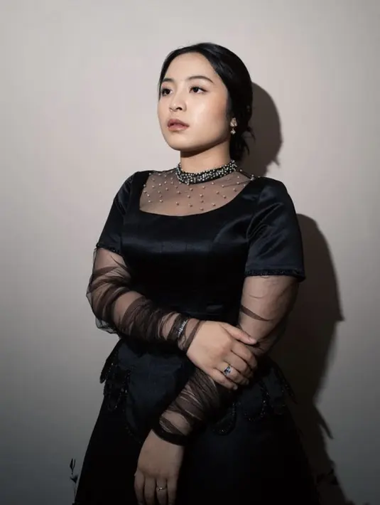 Pulasan makeup-nya begitu sederhana dan flawless. [Foto: Instagram/ Bernadya]