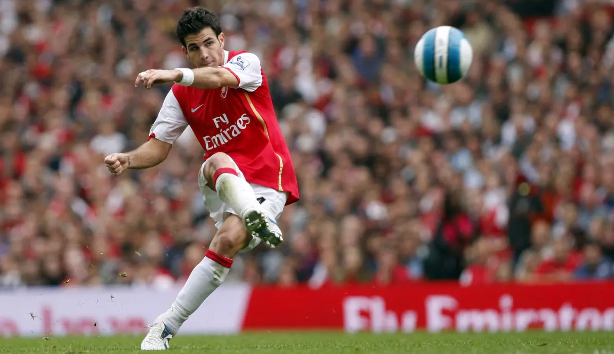 Gelandang Arsenal, Cesc Fabregas melepaskan tendangan bebas saat menghadapi Sunderland pada laga Liga Inggris 2007/2008 di Emirates Stadium, London (7/10/2007). Cesc Fabregas yang baru saja pensiun sebagai pemain pada Juli 2023 bersama Como, tercatat pernah membela Arsenal selama 8 musim mulai 2003/2004 hingga 2010/2011. Gelar PFA Young Player of the Year diraihnya di musim kelimanya pada 2007/2008. (AFP/Adrian Dennis)