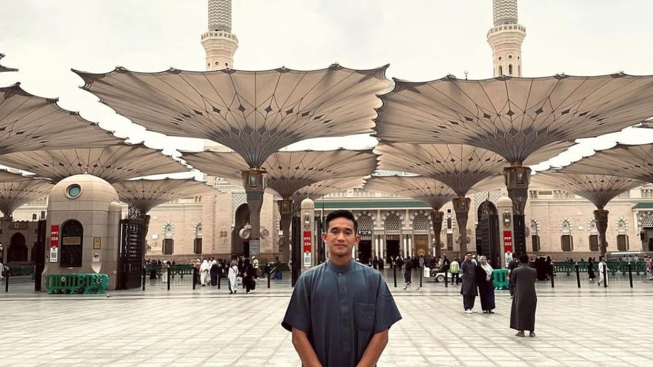 7 Potret Rizky Ridho Bintang Timnas Indonesia Umroh Bareng Keluarga, Ini Momen Spesialnya