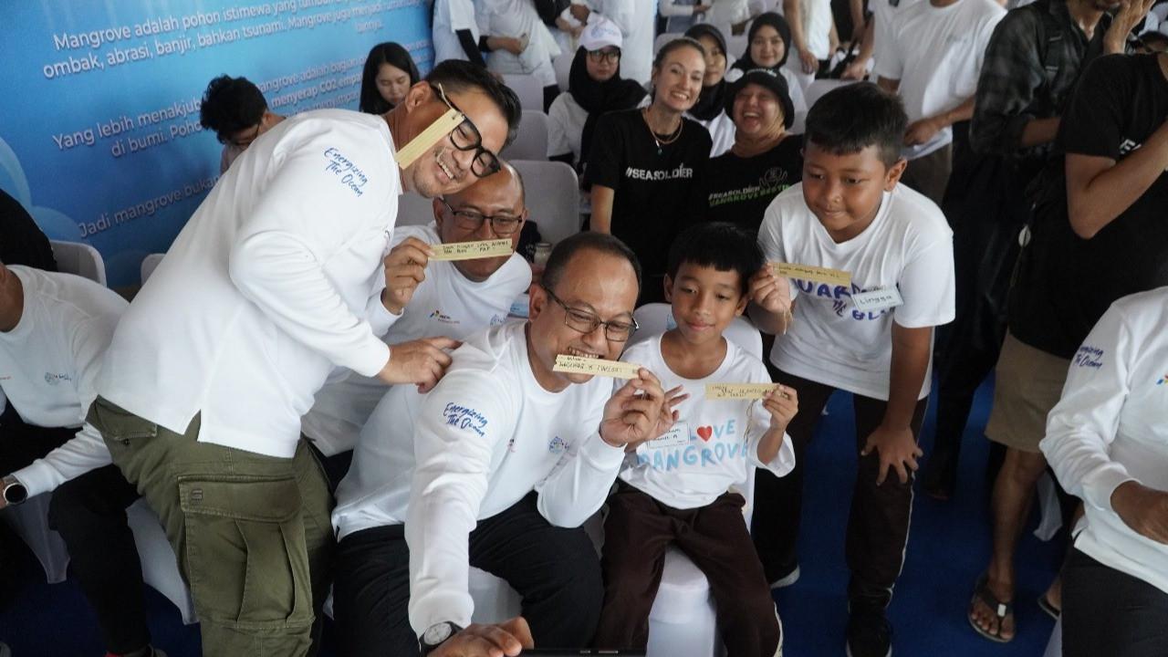 Pertamina dan Siswa SD Tanam Puluhan Ribu Mangrove di Pantai Tanjung Pasir