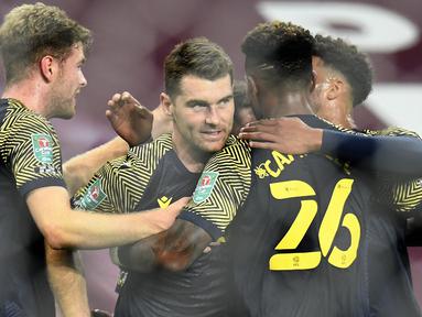 Penyerang Stoke City, Sam Vokes, merayakan gol yang dicetaknya ke gawang Aston Villa pada laga Piala Liga Inggris di Stoke City, Jumat (2/10/2020) dini hari WIB. Astoon Villa kalah 0-1 atas Stoke City. (AFP/Peter Powell/pool)